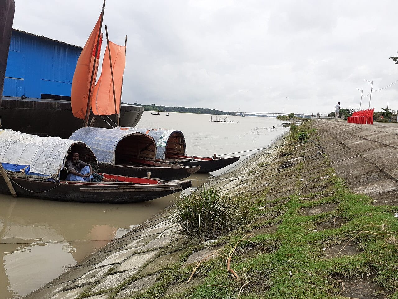 ৩০ গোডাউন — ছবি