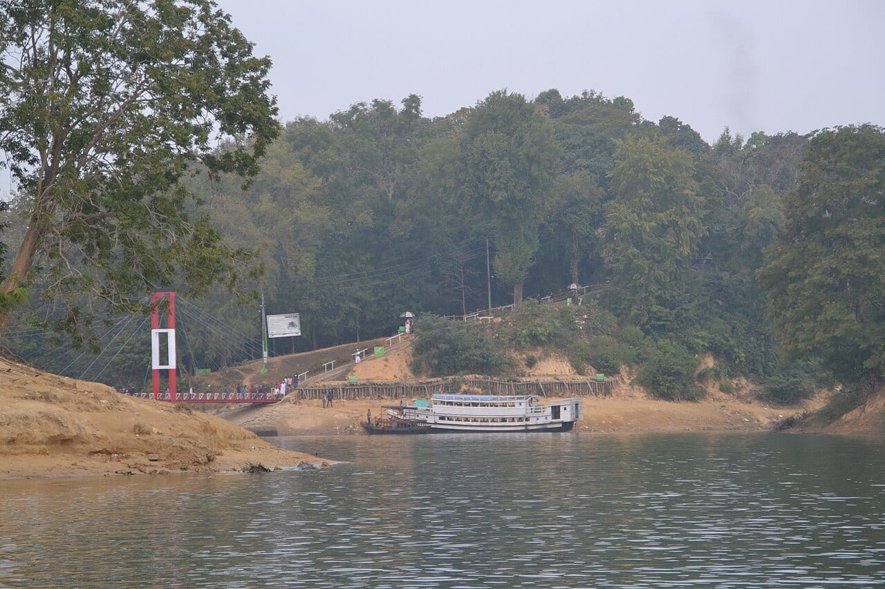 ঝুলন্ত ব্রিজ — ছবি
