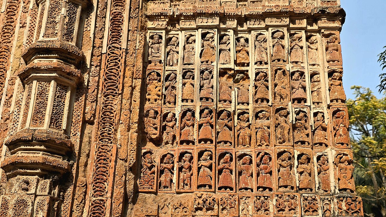 The terracotta-covered wall of Kantajew Temple