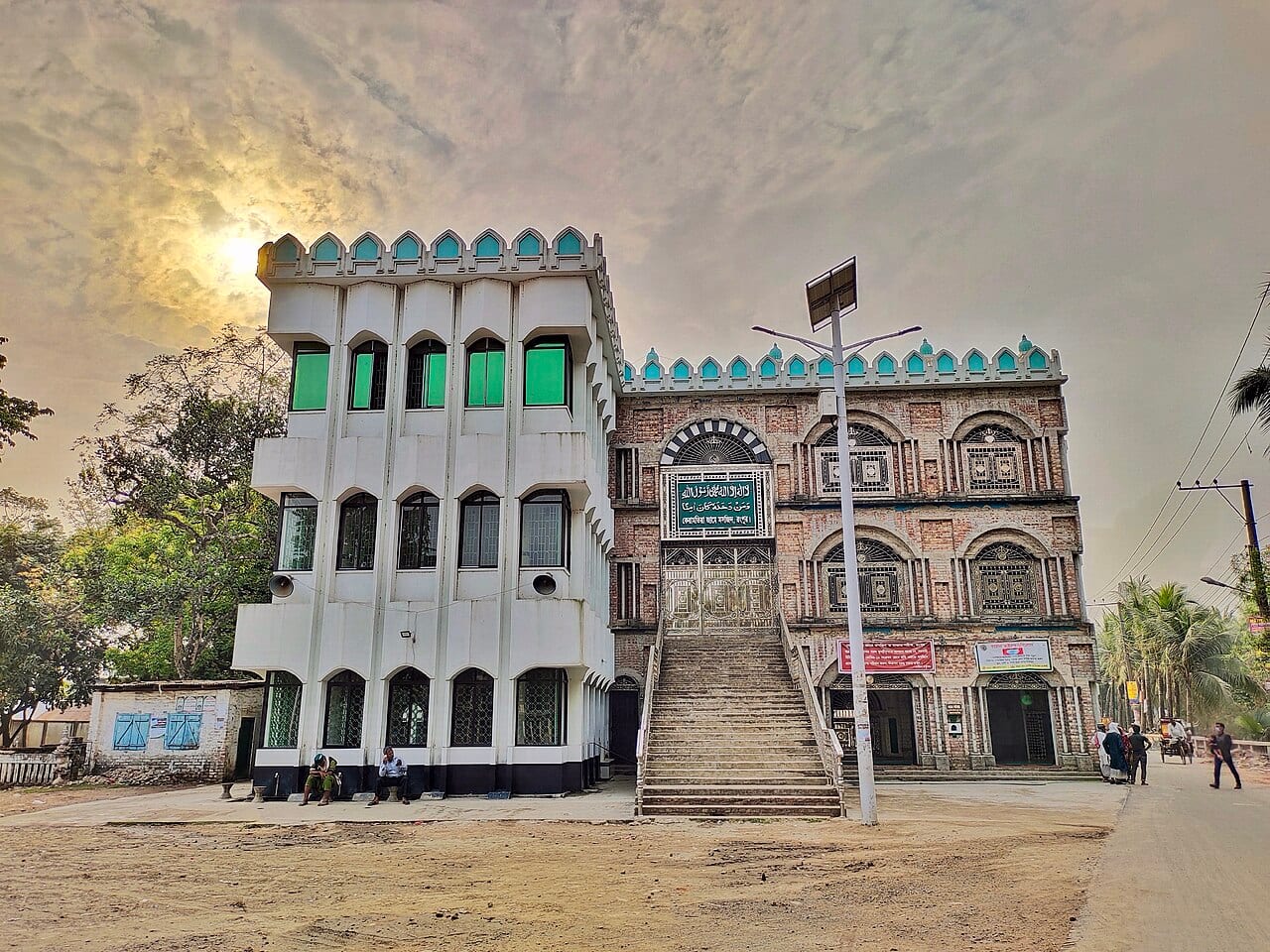 কেরামতিয়া মসজিদ ও মাজার — ছবি