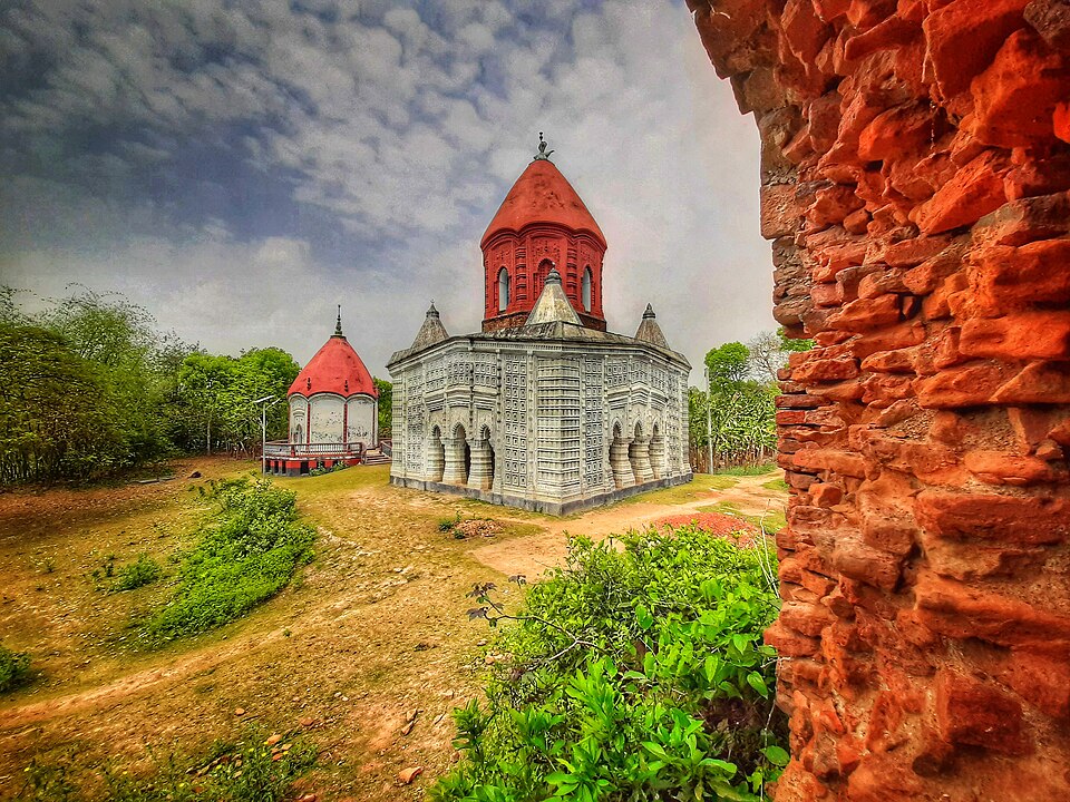নলডাঙ্গা রাজবাড়ির প্রাঙ্গণে দেয়াল-ঢাকা মন্দির ও লাল গম্বুজ