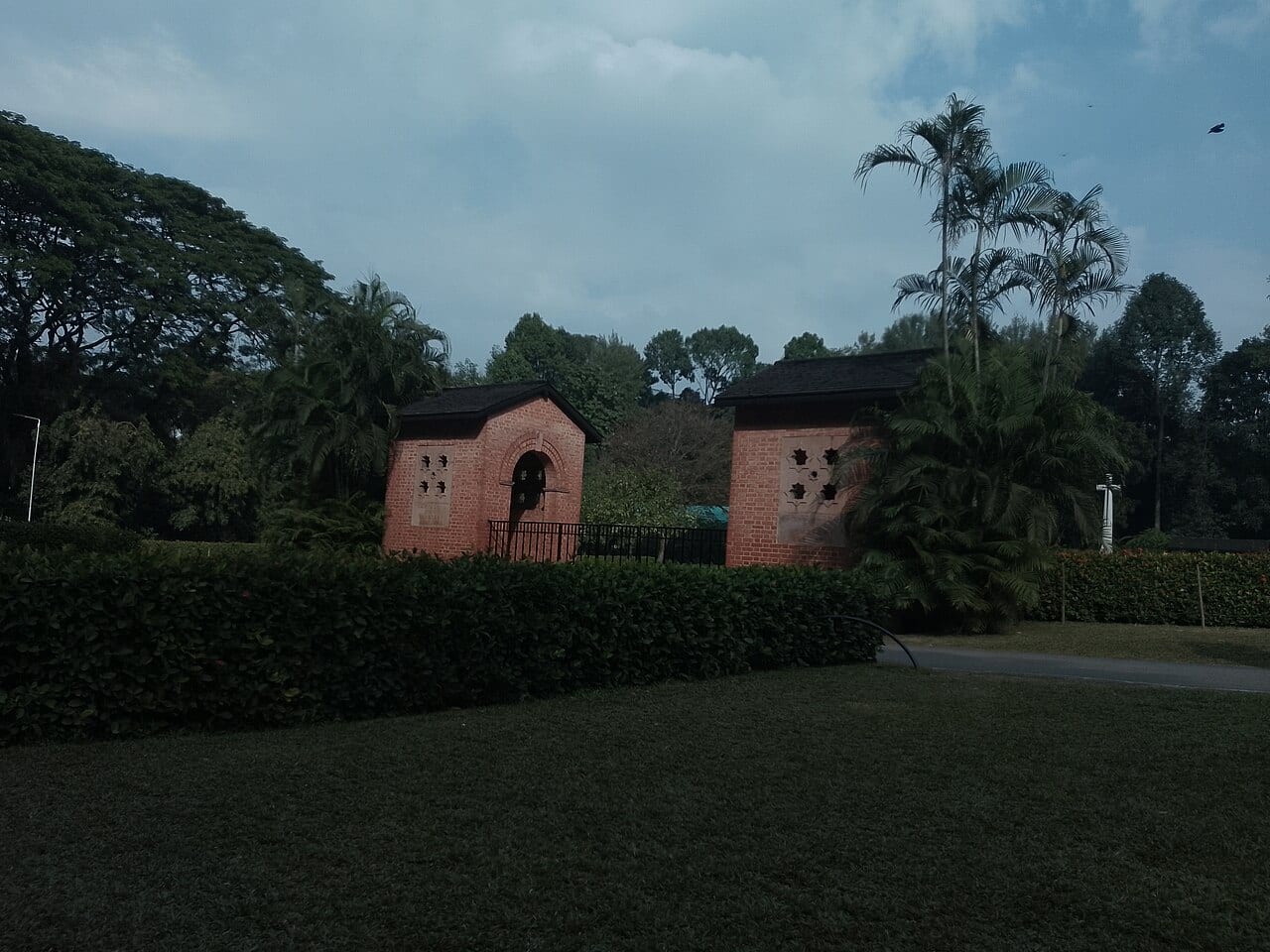 চট্টগ্রাম ওয়ার সিমেট্রি — ছবি